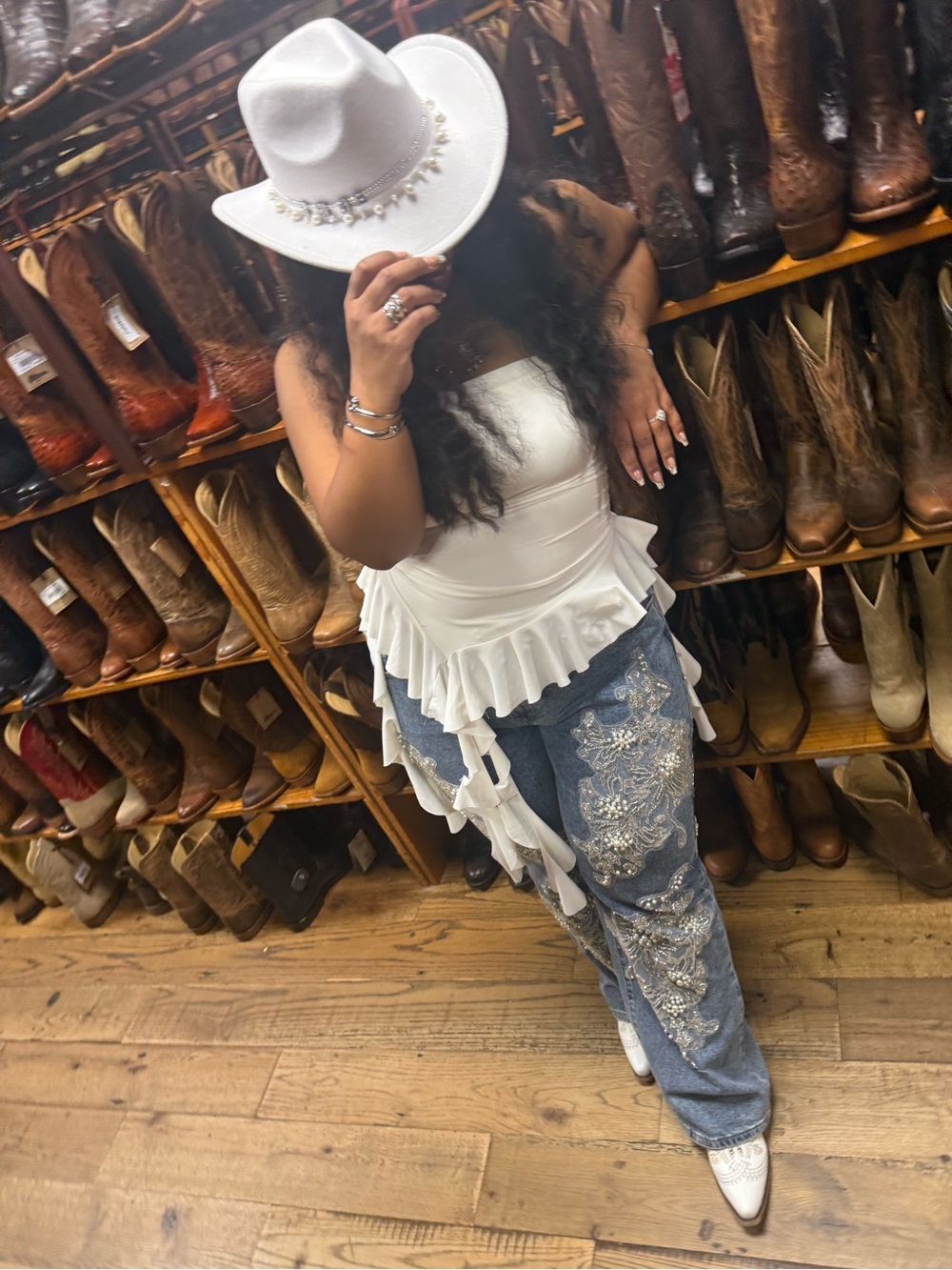 AKIRA Blue Wide-Leg Jeans with White Floral Embellishment - Picture 4 of 4